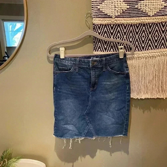 UNIVERSAL THREAD DISTRESSED JEAN SKIRT 4/27 - Picture 1 of 4